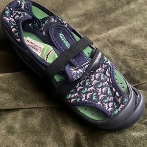 Oshkosh bgosh Velcro sandals watershoes blue +green dinosaur waterproof slides